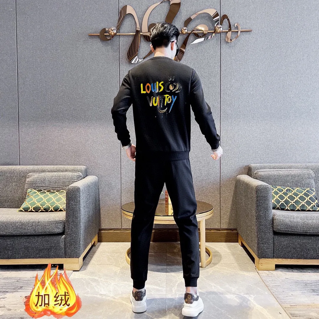 🅿️400 brand [LV Louis Vuitton] (velvet and thickened) 2025 autumn and winter new products, celebrities' favorite fashion-flavored casual suits, clean and neat tailoring, full of urban style. Made of high-quality custom-made fabrics, the lining has excellent thermal insulation effect, feels soft and dry, and the upper body effect is crisp and stylish. The three-dimensional cutting process and the pattern are all of high standards, and the silhouette version has the right benefits! It is not tight at all, and you feel good when you wear it. So many top-quality raw materials create high-end products with unparalleled value. It is the first choice for high-end fashion people. (Size: M-4XL can wear up to 200 pounds)